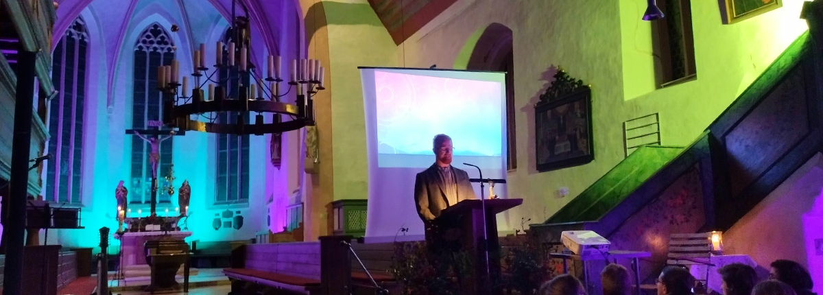 Jugendgottesdienst in der farbig ausgeleuchteten Laurentiuskirche Roßtal